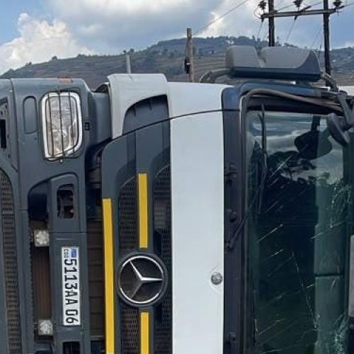 Truck From Rwanda Carrying Fresh Fish Overturns in Rubanda in Uganda